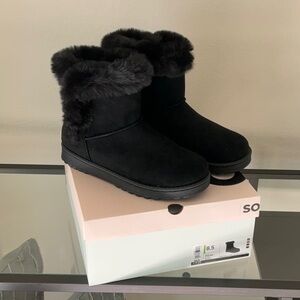 Size 8.5 SO Paulina style boots in black